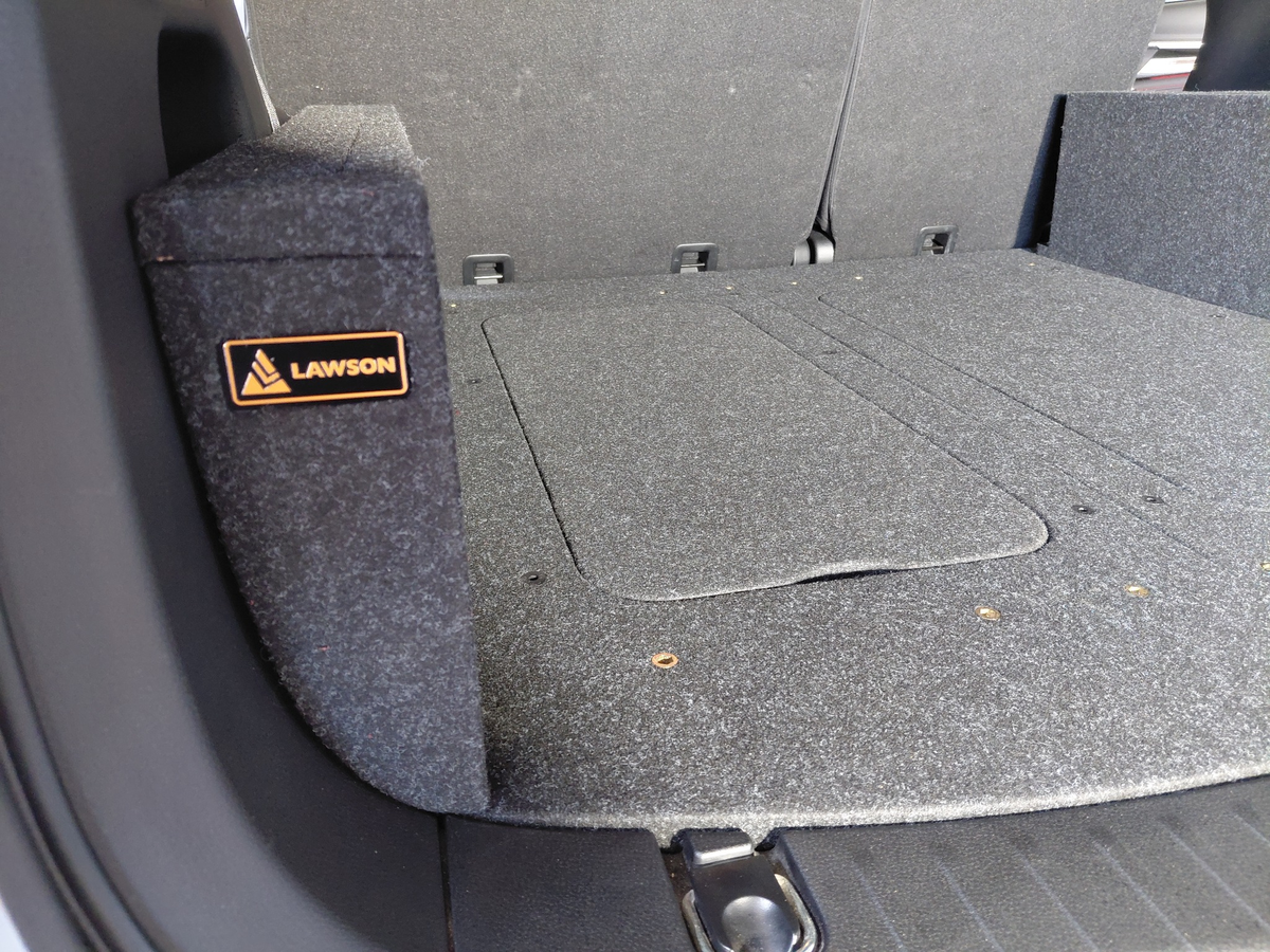 Isuzu MU-X INFINITY wing floor detail