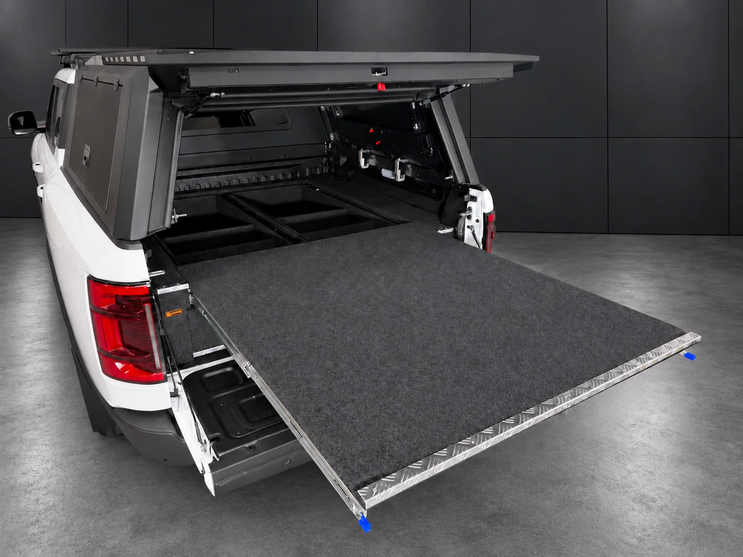 Full slide top deck extended over a twin drawer ute system